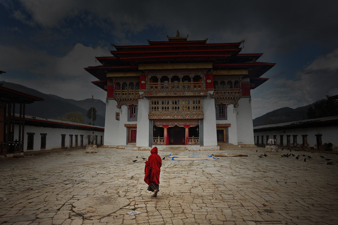 Du tăng ghé qua chùa của hai anh em. (Ảnh: David Lazar)